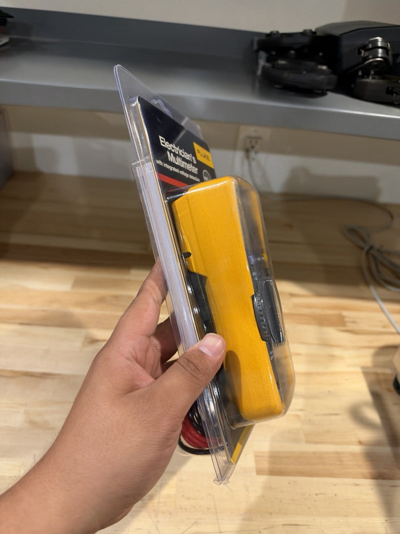 FLUKE 117 TRUE RMS FIELD TECHNICIANS DIGITAL MULTIMETER 600V AC/DC VOLTAGE NEW