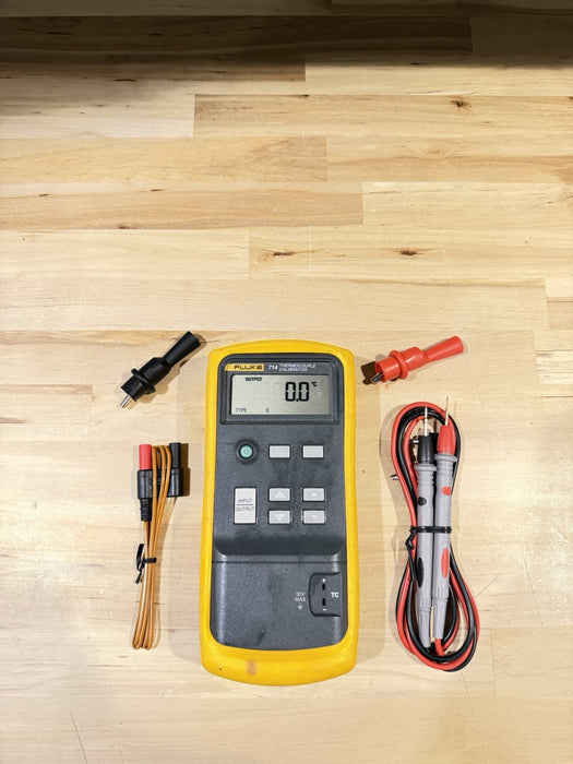 FLUKE 714 THERMOCOUPLE CALIBRATOR W/ ACCESSORIES - SHIPS FAST