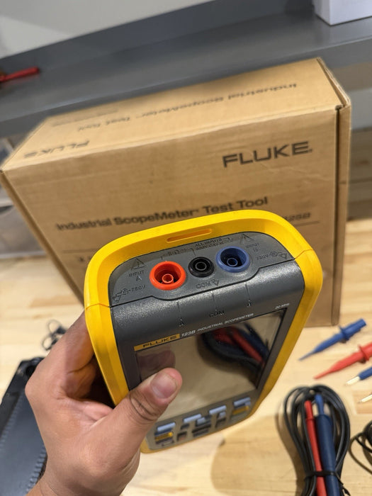 FLUKE 123B INDUSTRIAL SCOPEMETER 20MHZ W/ ACCESSORIES & BAG - FREE SHIPPING
