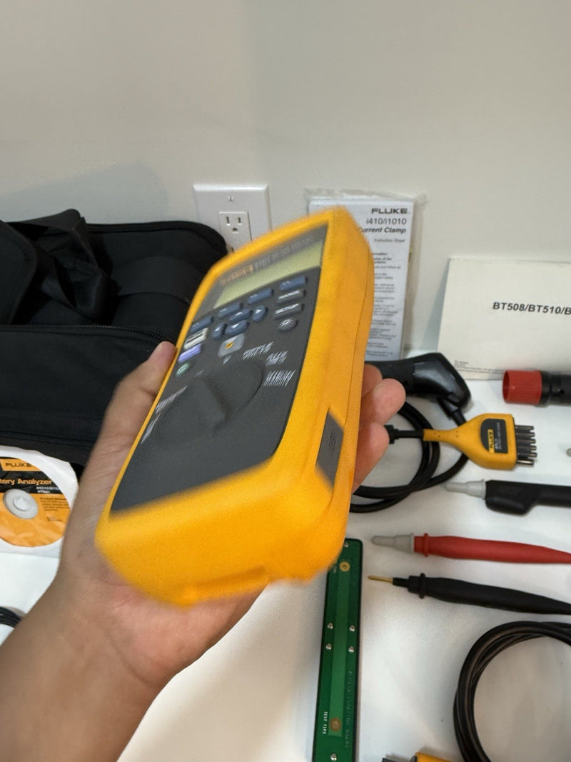 FLUKE BT521 BATTERY ANALYZER WITH ACCESSORIES TESTED