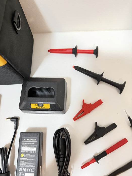 FLUKE 744 DOCUMENTING PRCESS CALIBRATOR WITH LEADS & CHARGER TESTED