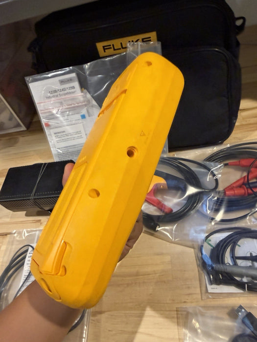 FLUKE 125B INDUSTRIAL SCOPEMETER 40MHZ W/ ACCESSORIES & BAG - FREE SHIPPING