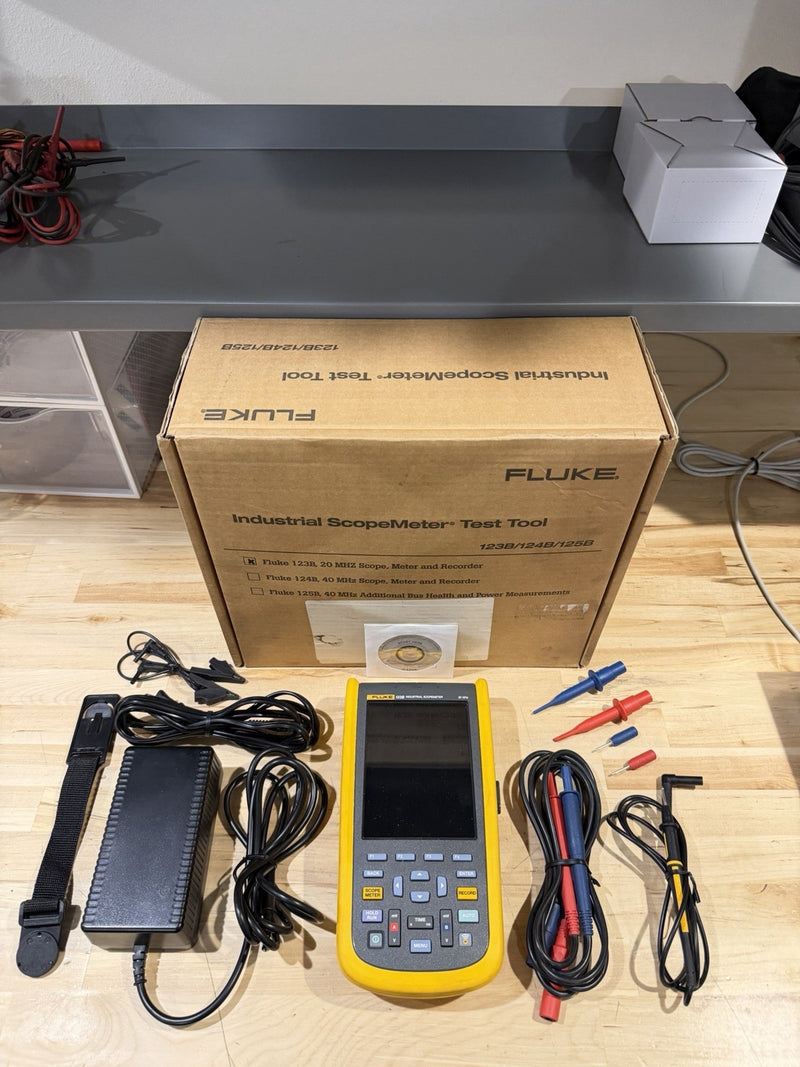 FLUKE 123B INDUSTRIAL SCOPEMETER 20MHZ WITH ACCESSORIES & BAG