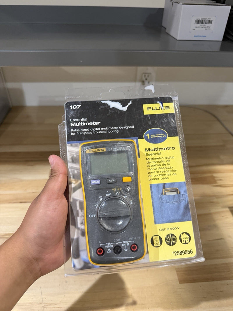 FLUKE 107 METER AC/DC 600V CAT III MULTIMETER WITH LEADS
