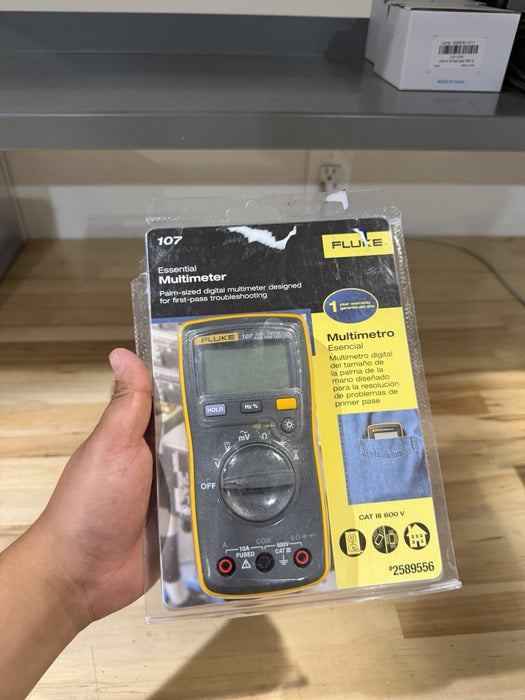 FLUKE 107 METER AC/DC 600V CAT III MULTIMETER WITH LEADS